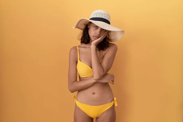 Ung Latinamerikansk Kvinna Klädd Bikini Och Sommarmössa Tänker Ser Trött — Stockfoto