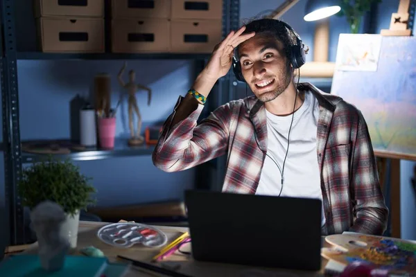 Genç Spanyol Adam Gecenin Geç Saatlerinde Dizüstü Bilgisayarla Sanat Stüdyosunda — Stok fotoğraf