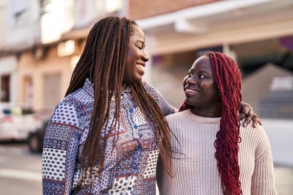 Afroamericano Donne Amiche Sorridente Fiducioso Abbracciarsi Vicenda Strada — Foto Stock