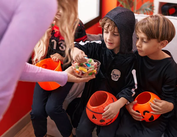 Skupina Dětí Halloween Kostýmu Obdrží Bonbóny Doma — Stock fotografie