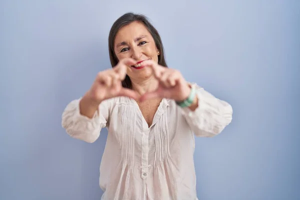 Mujer Hispana Mediana Edad Pie Sobre Fondo Azul Sonriendo Amor — Foto de Stock
