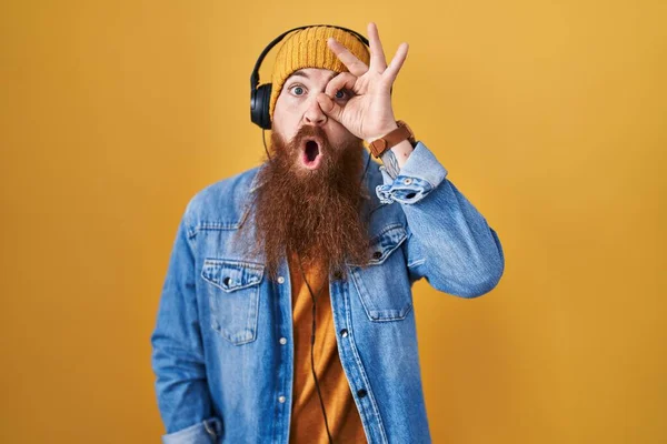 Vit Man Med Långt Skägg Lyssnar Musik Med Hörlurar Gör — Stockfoto
