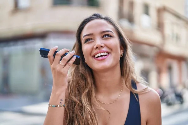 Joven Hermosa Mujer Hispana Sonriendo Confiado Escuchando Mensaje Audio Por —  Fotos de Stock