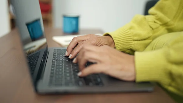 Medelålders Latinamerikansk Kvinna Använder Laptop Sitter Soffan Hemma — Stockfoto