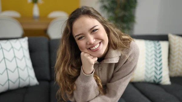 Νέα Όμορφη Ισπανόφωνη Γυναίκα Χαμογελά Αυτοπεποίθηση Κάθεται Στον Καναπέ Στο — Φωτογραφία Αρχείου