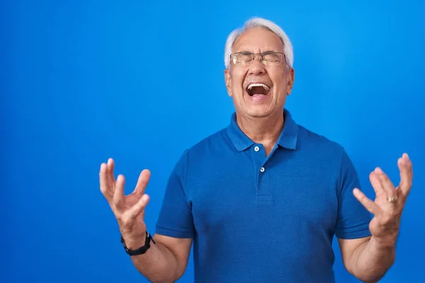 Mavi Arka Planda Duran Gri Saçlı Orta Yaşlı Adam Başarıyı — Stok fotoğraf
