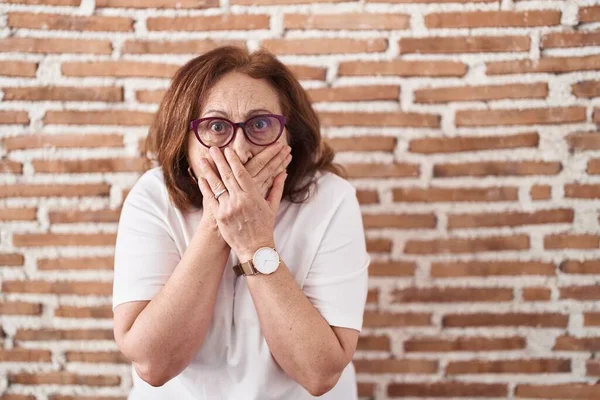 Duvarın Başında Duran Gözlüklü Yaşlı Kadın Yanlışlıkla Elleri Ile Ağzını — Stok fotoğraf