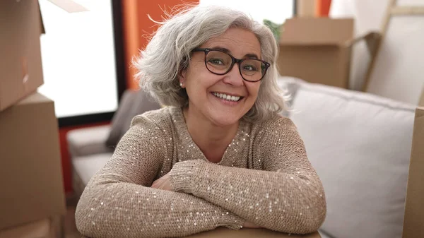 Middle Age Woman Grey Hair Smiling Confident Leaning Package New — ストック写真