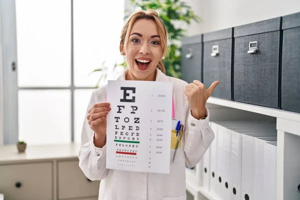 Spansktalande Optiker Kvinna Som Håller Läkarundersökning Pekar Tummen Upp Till — Stockfoto