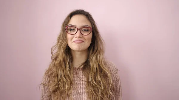 Ung Vacker Latinamerikansk Kvinna Ler Säker Bär Glasögon Över Isolerade — Stockfoto