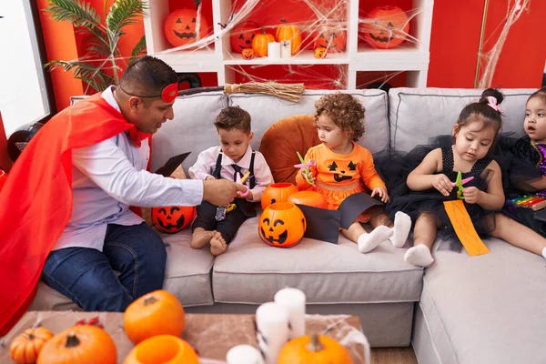 Homem Hispânico Grupo Crianças Tendo Festa Halloween Cortando Papel Morcego — Fotografia de Stock