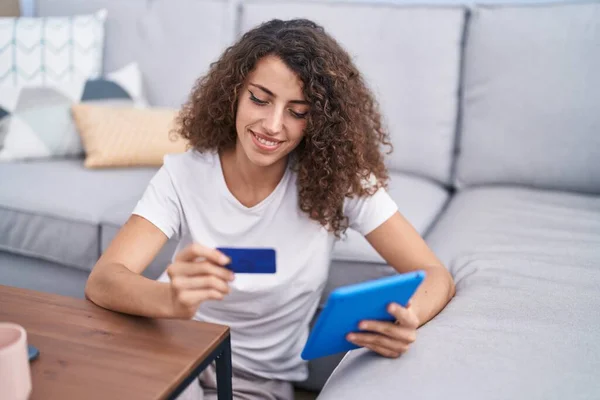Young Beautiful Hispanic Woman Using Touchpad Credit Card Sitting Floor — Stockfoto