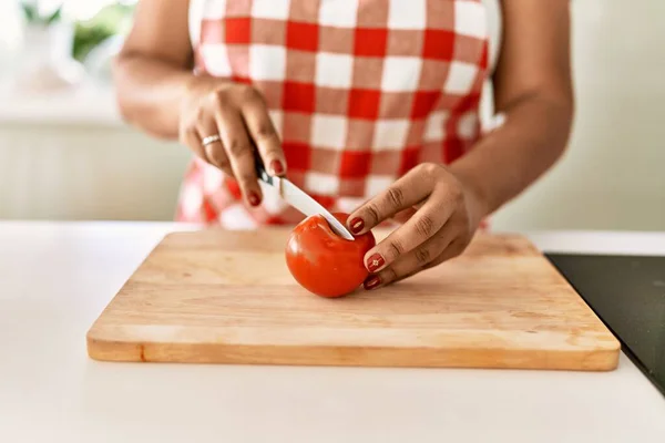 Hispanic Brunette Woman Cooking Cutting Tomatoes Kitchen — ストック写真