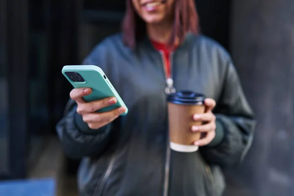 Young Beautiful Hispanic Woman Using Smartphone Drinking Coffee Street — Stock Photo, Image