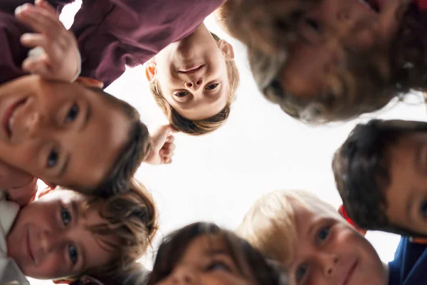 Grupo Niños Estudiantes Sonriendo Confiados Pie Con Las Cabezas Juntas — Foto de Stock