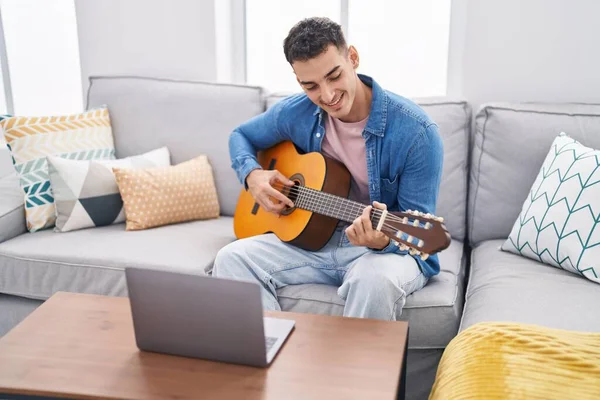 Jovem Hispânico Tendo Aula Guitarra Clássica Line Sentado Sofá Casa — Fotografia de Stock