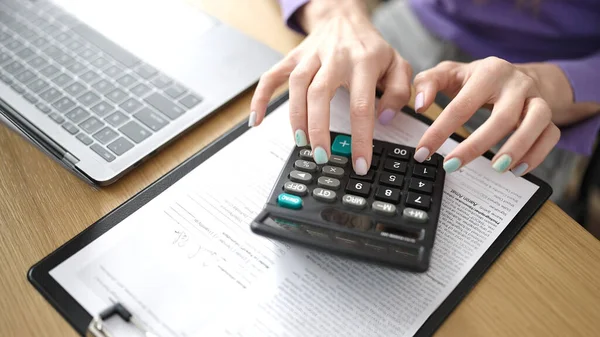 Młoda Blondynka Biznes Pracownik Pomocą Laptopa Kalkulator Biurze — Zdjęcie stockowe