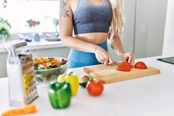 Junge Frau Schneidet Küche Paprika Für Salat — Stockfoto