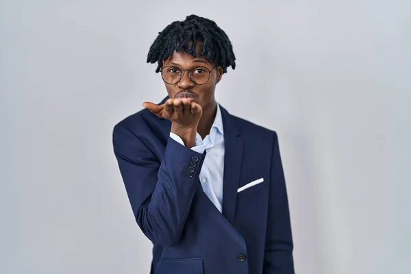 Ung Afrikansk Man Med Dreadlocks Bär Business Jacka Över Vit — Stockfoto