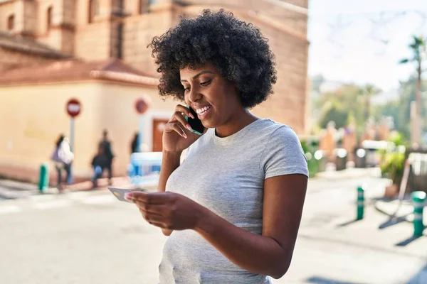 African American Woman Talking Smartphone Holding Credit Card Street — kuvapankkivalokuva