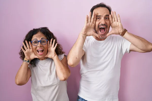 Middelbare Leeftijd Hispanic Paar Samen Roze Achtergrond Glimlachend Vrolijk Spelen — Stockfoto