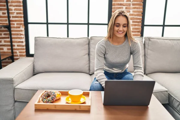 Young Blonde Woman Using Laptop Having Breakfast Home — Stock Fotó