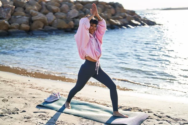 Jeune Femme Entraînement Yoga Exercice Debout Bord Mer — Photo