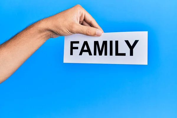 Soyutlanmış Mavi Arka Planda Aile Kelimesinin Yazılı Olduğu Bir Kağıt — Stok fotoğraf