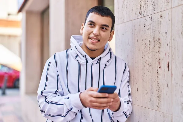 Νεαρός Άνδρας Χαμογελά Αυτοπεποίθηση Χρησιμοποιώντας Smartphone Στο Δρόμο — Φωτογραφία Αρχείου