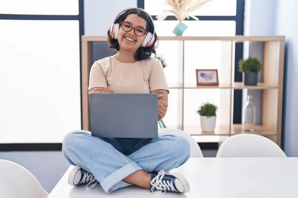 Jonge Latijns Amerikaanse Vrouw Met Een Laptop Tafel Met Een — Stockfoto