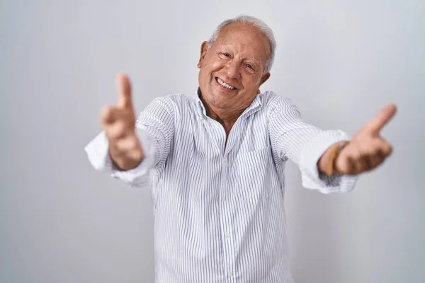Ein Älterer Mann Mit Grauen Haaren Steht Vor Isoliertem Hintergrund — Stockfoto