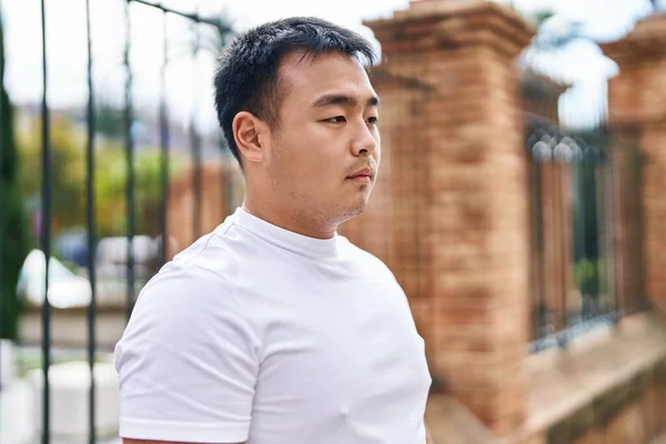 Jeune Homme Chinois Debout Avec Une Expression Détendue Dans Rue — Photo