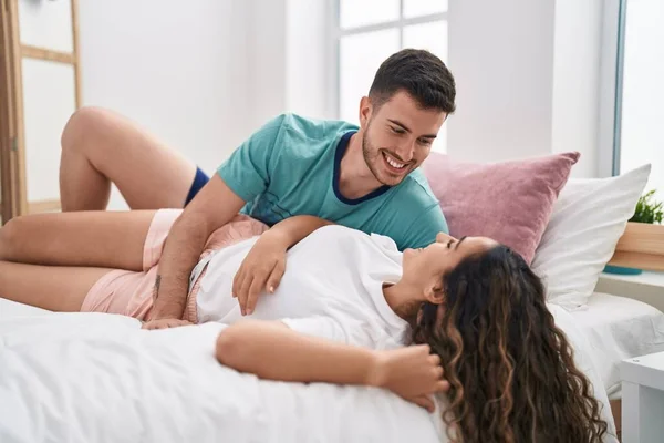 Jeune Couple Hispanique Embrassant Allongés Sur Lit Dans Chambre — Photo