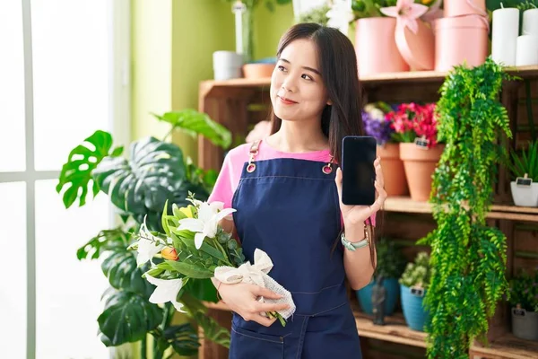 Jovem Chinesa Trabalhando Florista Loja Mostrando Tela Smartphone Sorrindo Olhando — Fotografia de Stock