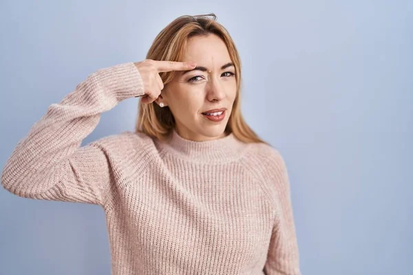 Hispanic Woman Standing Blue Background Pointing Unhappy Pimple Forehead Ugly — Stock Photo, Image