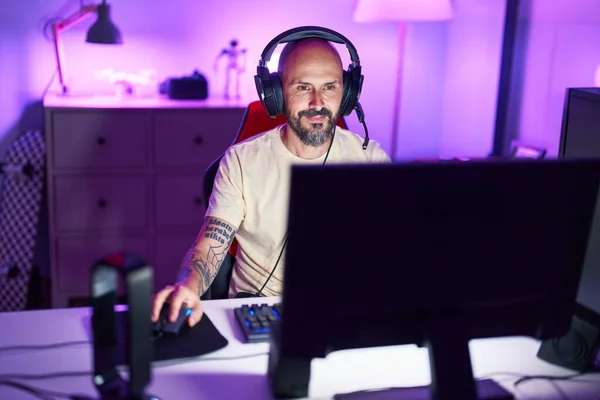 Jovem Homem Careca Streamer Jogando Videogame Usando Computador Sala Jogos — Fotografia de Stock