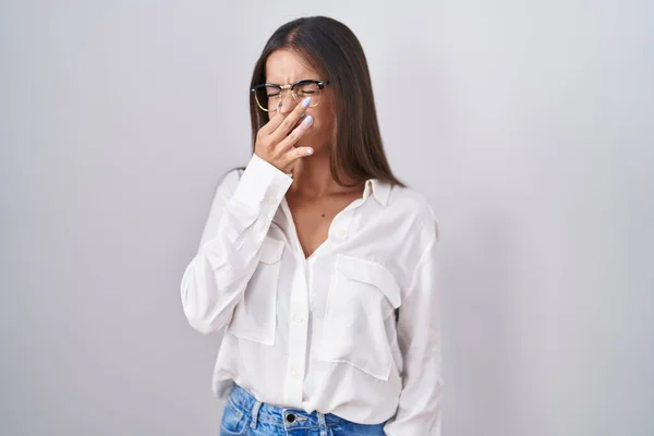 Jovem Morena Usando Óculos Cheirando Algo Fedorento Nojento Cheiro Intolerável — Fotografia de Stock