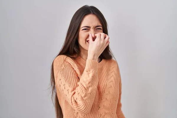 Young Brunette Woman Standing White Background Smelling Something Stinky Disgusting — Stock Photo, Image