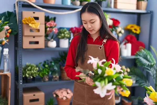 Young Chinese Woman Florist Make Bouquet Flowers Flower Shop — Fotografia de Stock