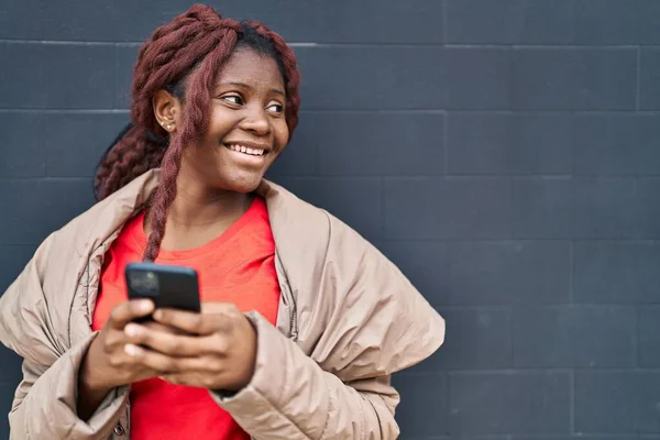 African American Woman Smiling Confident Using Smartphone Isolated Black Background — Stock Photo, Image