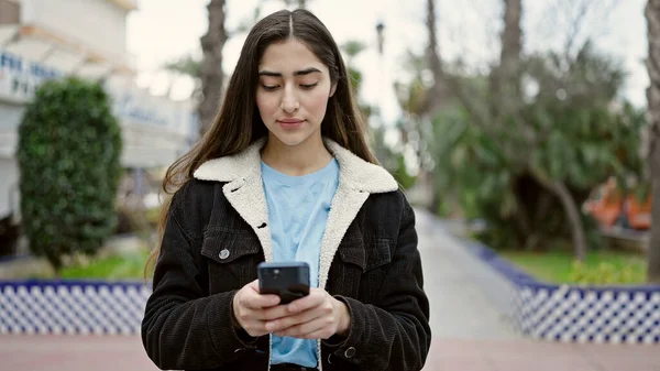 Mladý Krásný Hispánec Žena Pomocí Smartphone Vážným Výrazem Parku — Stock fotografie