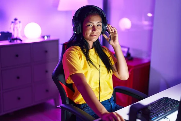 Young Beautiful Latin Woman Streamer Smiling Confident Sitting Table Gaming — ストック写真