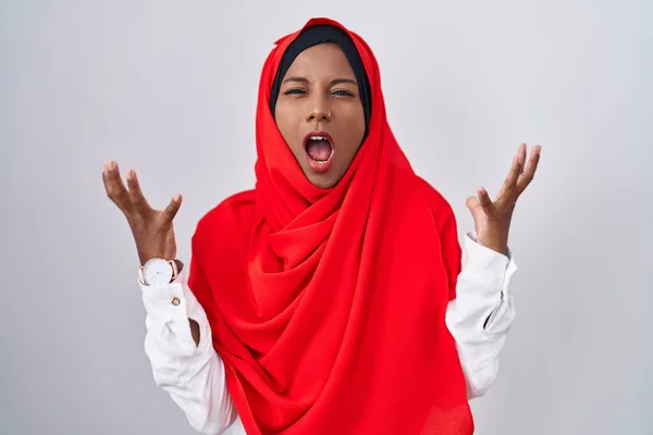 伝統的なイスラム教のヒジャーブスカーフを身に着けている若いアラブの女性は 狂気と怒りの叫びと積極的な表現と腕を上げて叫んでいます フラストレーションコンセプト — ストック写真