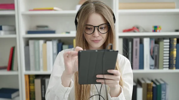 Young Blonde Woman Student Using Touchpad Headphones Studying University Classroom — ストック写真