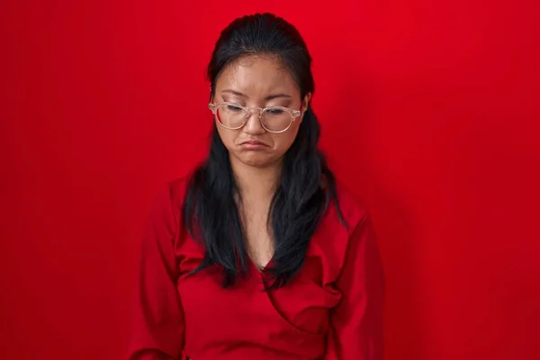 Asyalı Genç Bir Kadın Kırmızı Arka Planda Duruyor Depresyonda Endişe — Stok fotoğraf