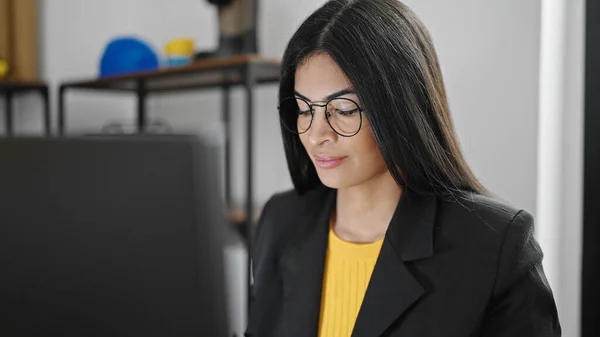 Joven Hermosa Mujer Hispana Trabajadora Negocios Usando Computadora Trabajando Oficina — Foto de Stock