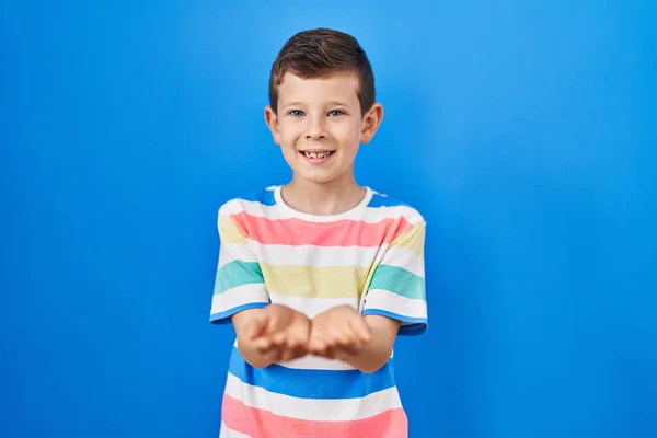 Criança Caucasiana Jovem Sobre Fundo Azul Sorrindo Com Mãos Palmas — Fotografia de Stock