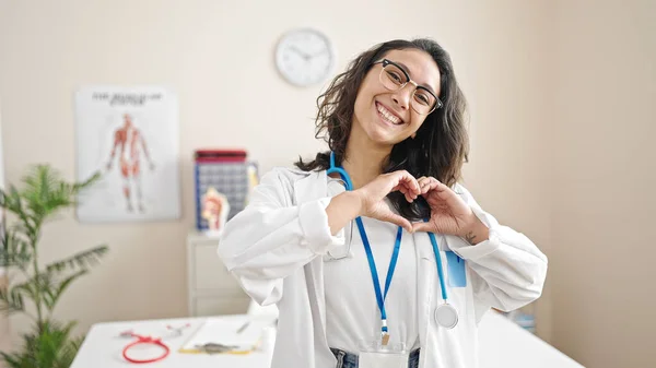 Mladá Krásná Hispánská Žena Lékař Úsměvem Dělá Srdeční Gesto Rukama — Stock fotografie