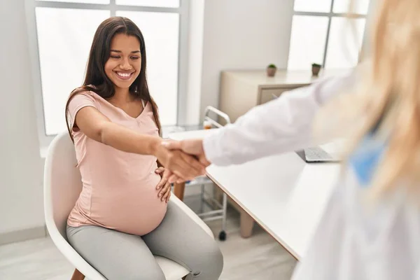 Молодая Латиноамериканка Беременная Доктор Пожимает Руку Клинике — стоковое фото