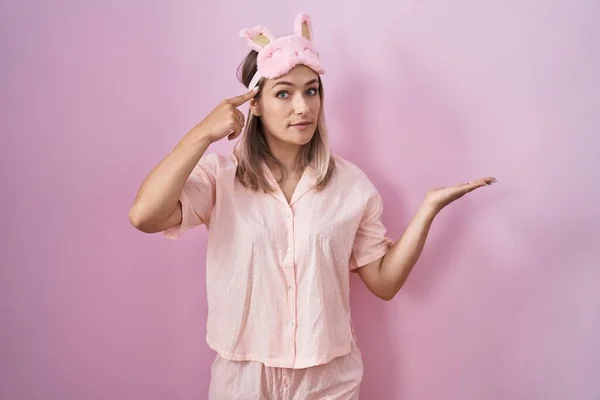 Blond Kaukasiska Kvinna Bär Sömnmask Och Pyjamas Förvirrad Och Irriterad — Stockfoto